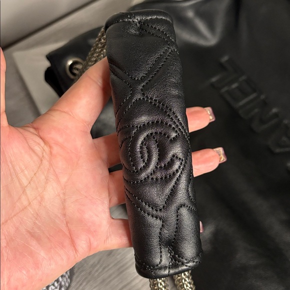 Black Leather Shoulder Bag with Silver Chain - Picture 5 of 6